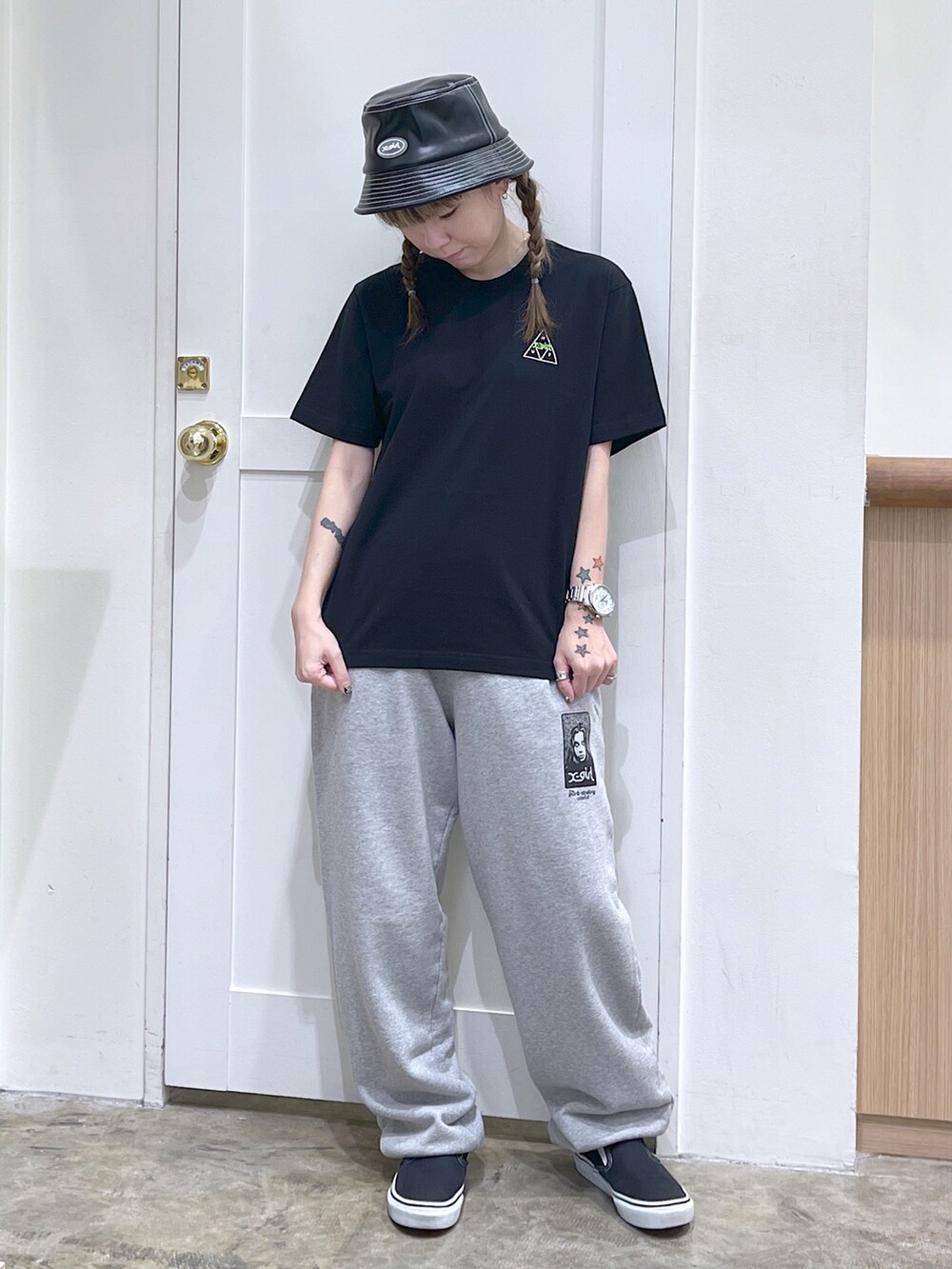 ブラック系のTシャツ/カットソー、グレー系のスウェットパンツ、ブラック系のハットを着用したレディースの夏コーディネートの5枚目の写真