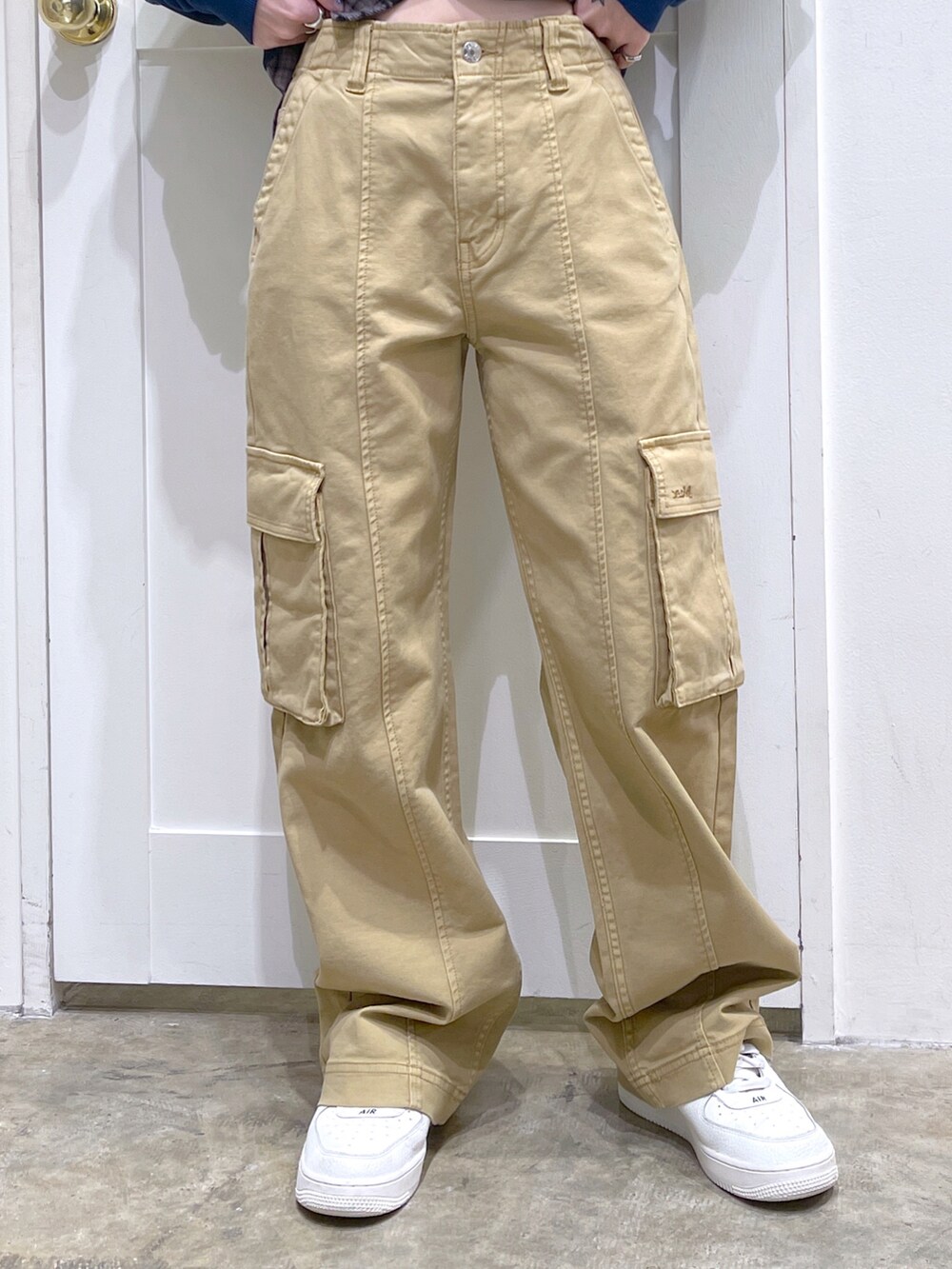 ブルー系のスウェット、ブラック系のシャツ/ブラウス、ベージュ系のカーゴパンツを着用したレディースの冬コーディネートの5枚目の写真