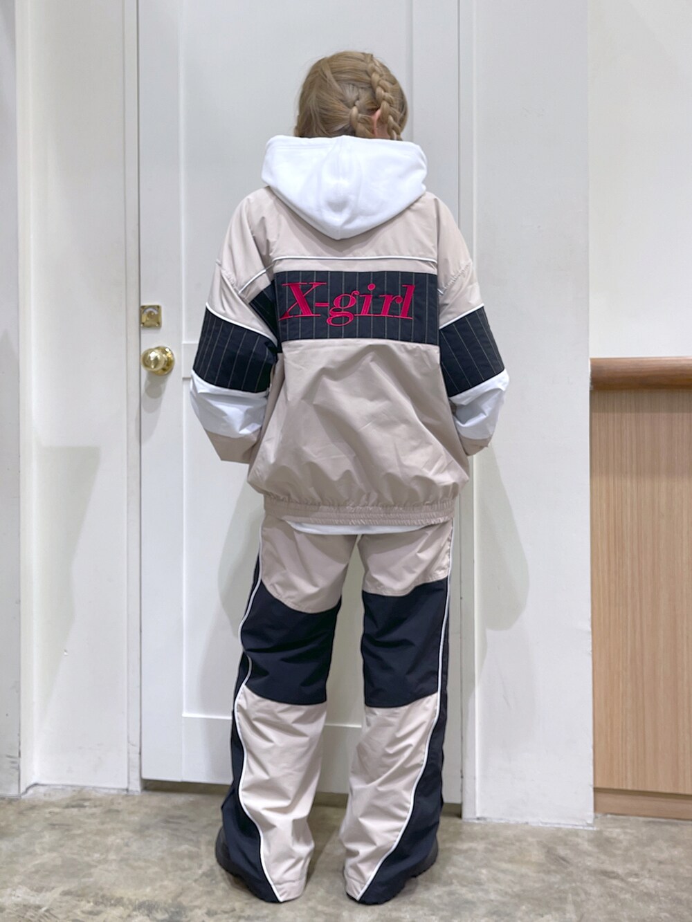 ベージュ系のTシャツ/カットソー、ベージュ系のその他パンツ、ホワイト系のパーカーを着用したレディースの冬コーディネートの4枚目の写真