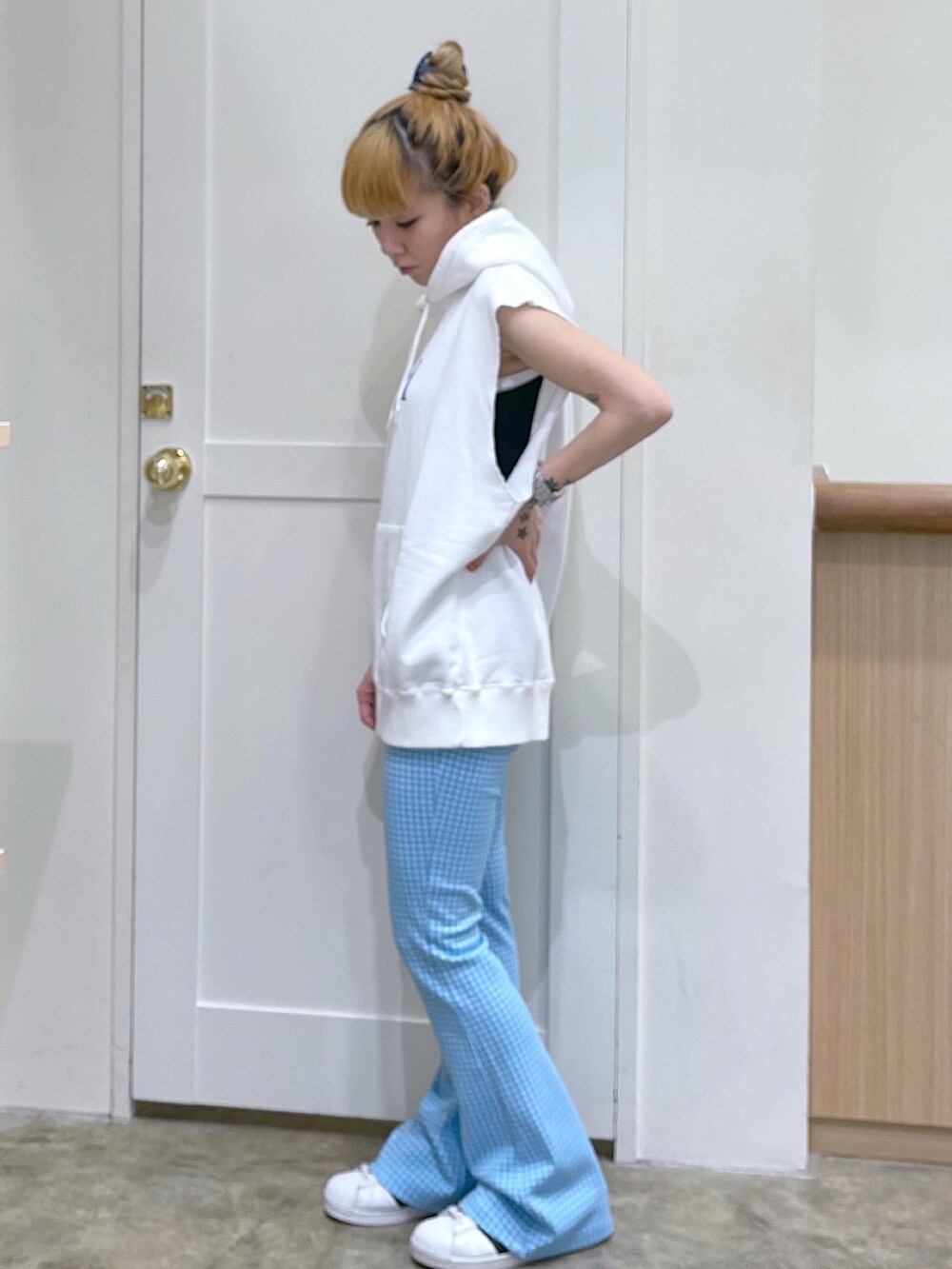 ホワイト系のベスト、ブルー系のその他パンツ、シルバー系のアナログ腕時計を着用したレディースの夏コーディネートの5枚目の写真