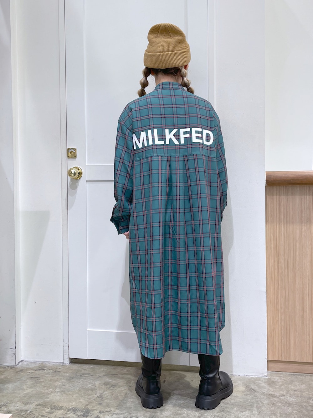 ホワイト系のブルゾン、グリーン系のワンピース、ブラック系のボディバッグ/ウエストポーチを着用したレディースの秋コーディネートの5枚目の写真