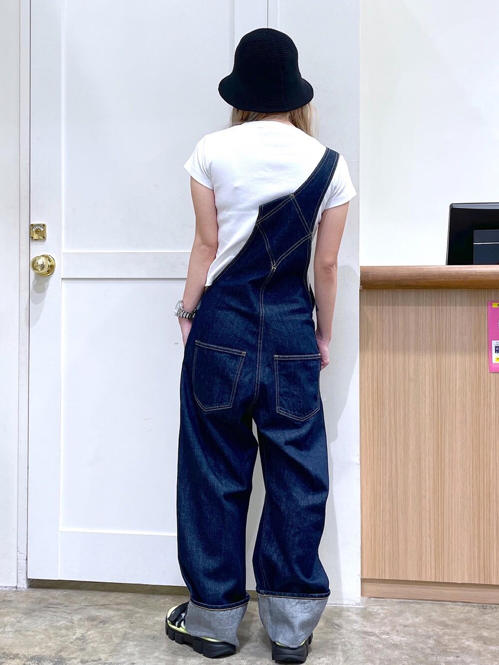 ホワイト系のTシャツ/カットソー、ブルー系のサロペット/オーバーオール、ブラック系のサンダルを着用したレディースの夏コーディネートの4枚目の写真