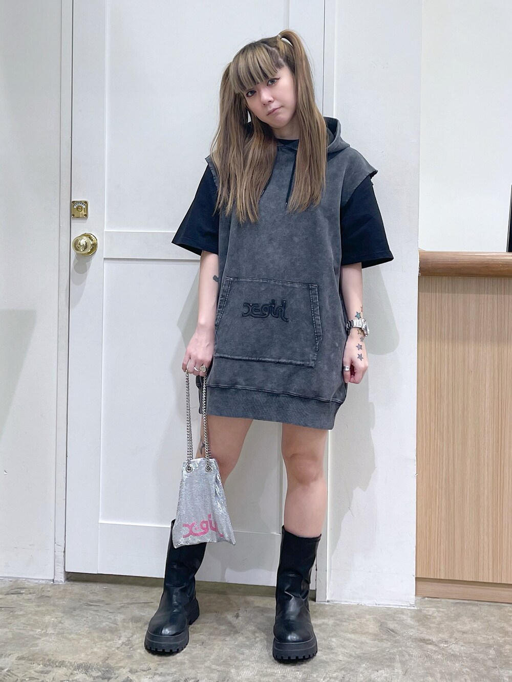 ブラック系のワンピース、ブラック系のTシャツ/カットソー、シルバー系のショルダーバッグを着用したレディースの春コーディネートの2枚目の写真