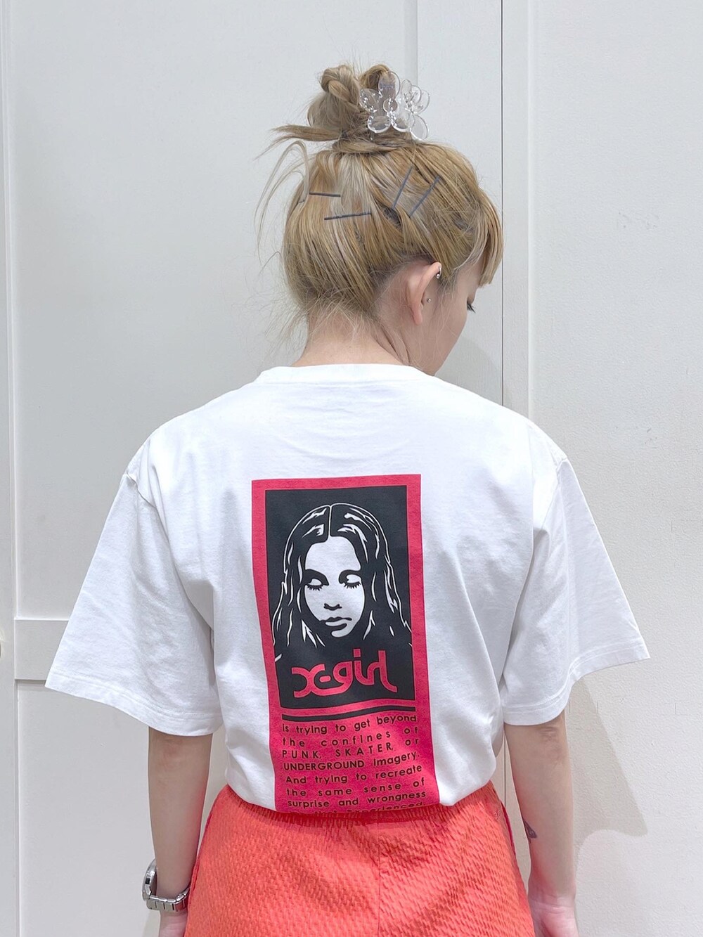 ピンク系のその他パンツ、ホワイト系のTシャツ/カットソー、ブラック系のショルダーバッグを着用したレディースの夏コーディネートの2枚目の写真