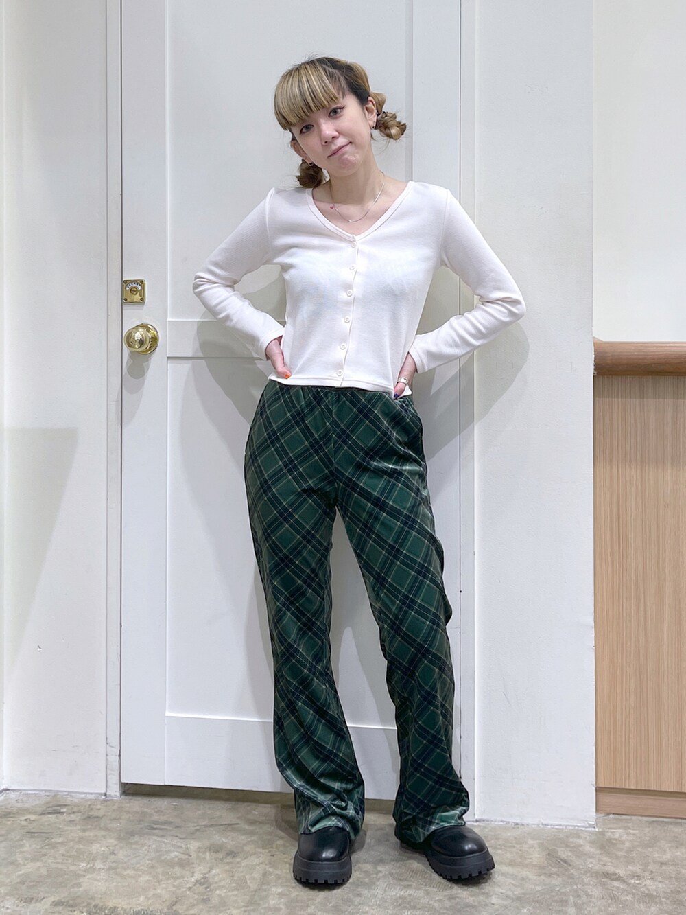 ホワイト系のカーディガン/ボレロ、ベージュ系のその他アウター、グリーン系のその他パンツを着用したレディースの秋コーディネートの5枚目の写真