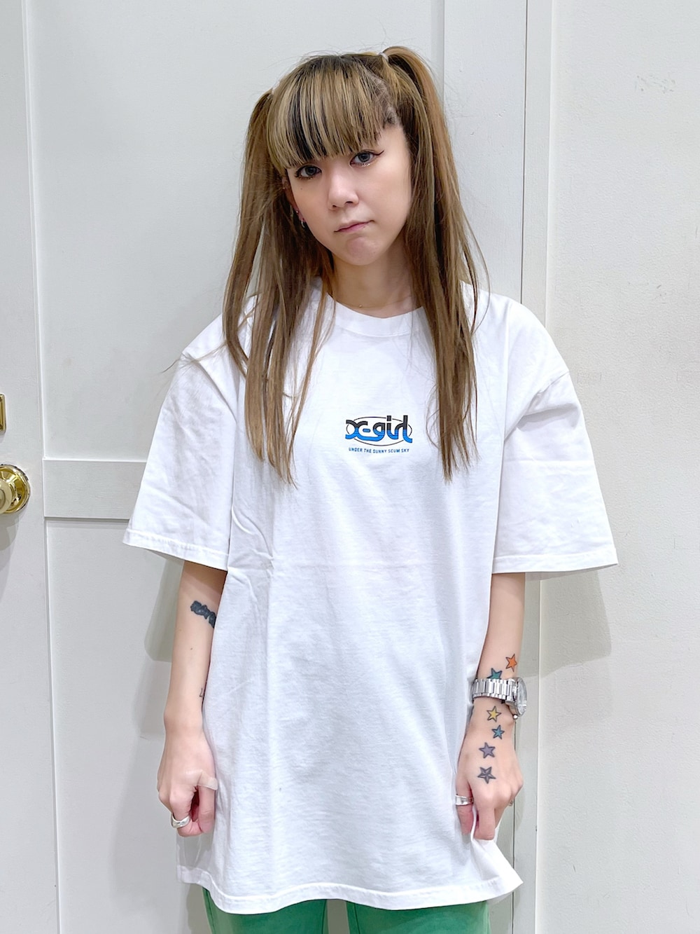 グリーン系のワンピース、ホワイト系のTシャツ/カットソー、グリーン系のスウェットパンツを着用したレディースの春コーディネートの4枚目の写真