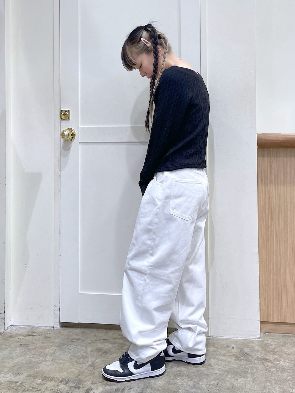 ブラック系のTシャツ/カットソー、ホワイト系のデニムパンツ、ブルー系のショルダーバッグを着用したレディースの冬コーディネートの3枚目の写真