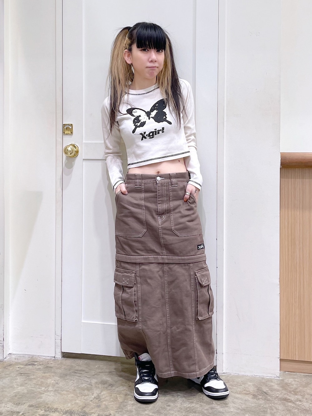 ブラック系のMA-1、ホワイト系のTシャツ/カットソー、グリーン系のスカートを着用したレディースの秋コーディネートの4枚目の写真