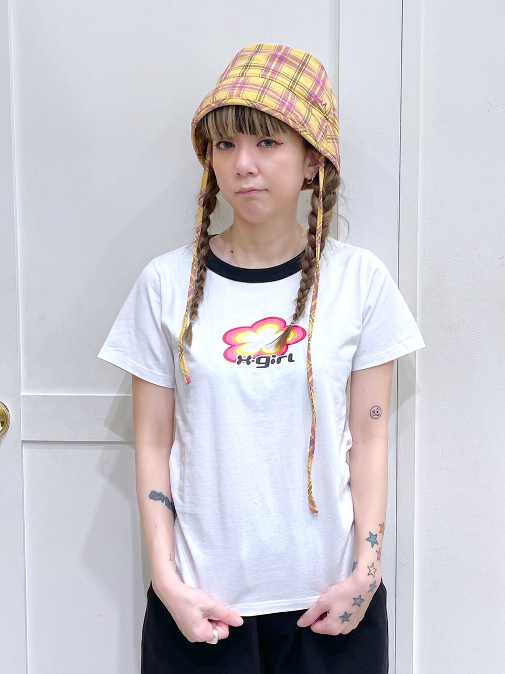 ホワイト系のTシャツ/カットソー、ブラック系のその他パンツ、ホワイト系のスニーカーを着用したレディースの春コーディネートの4枚目の写真