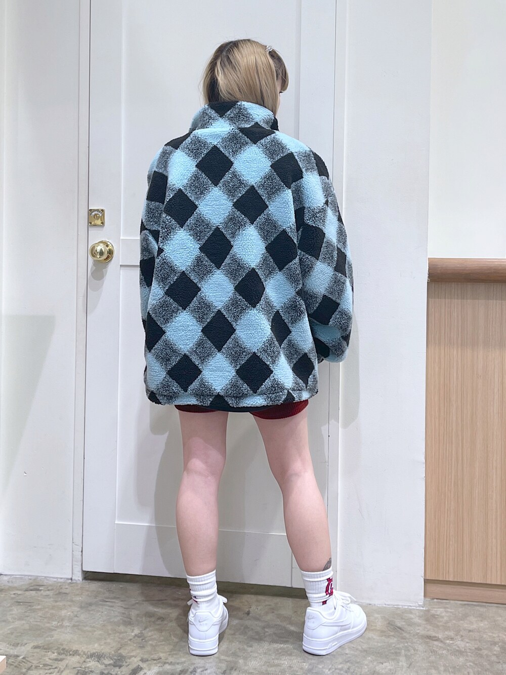 ブルー系のブルゾン、グレー系のTシャツ/カットソー、ブラウン系のその他パンツを着用したレディースの秋コーディネートの3枚目の写真