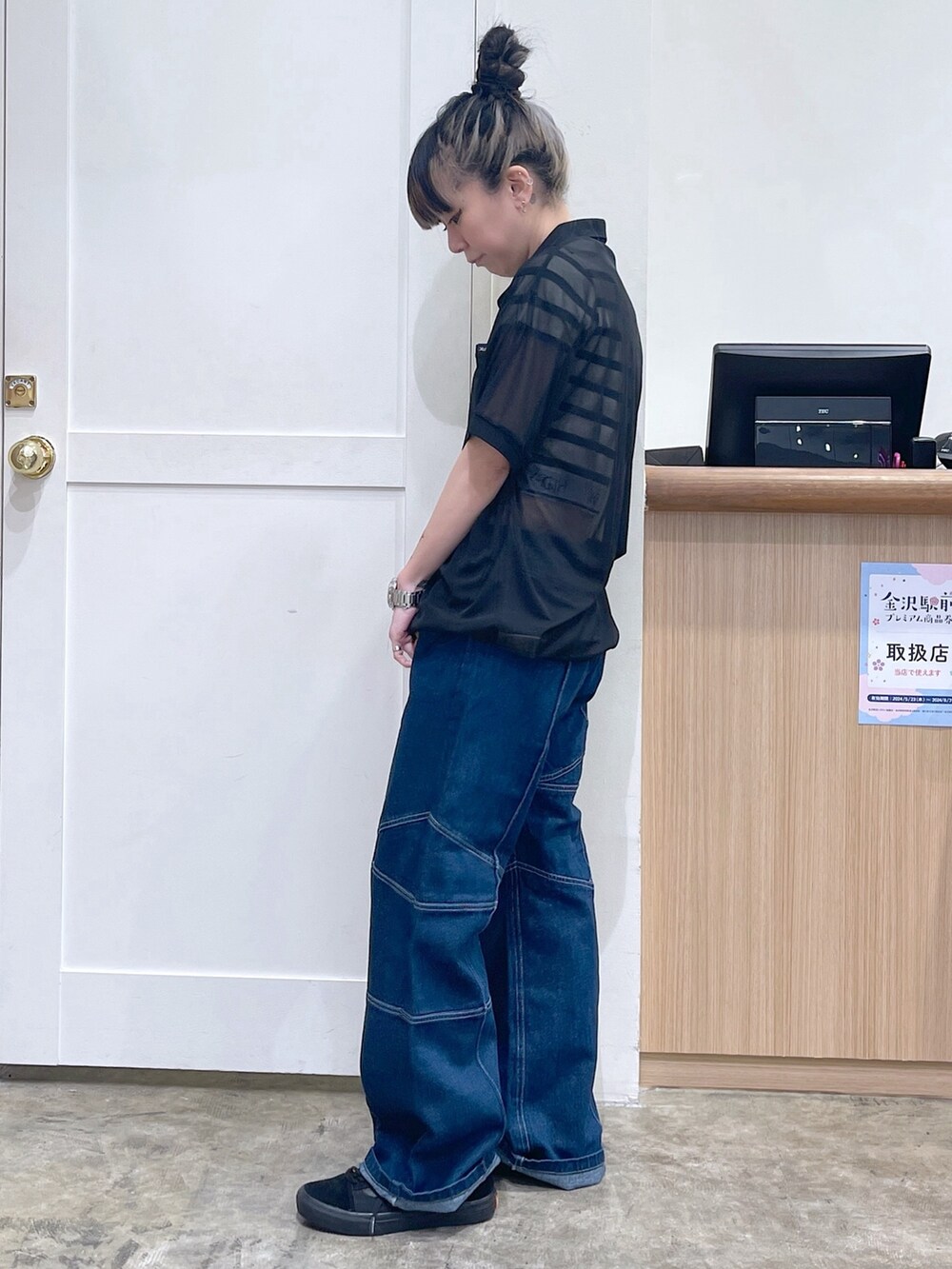 ブラック系のポロシャツ、その他のTシャツ/カットソー、ブルー系のその他パンツを着用したレディースの夏コーディネートの2枚目の写真