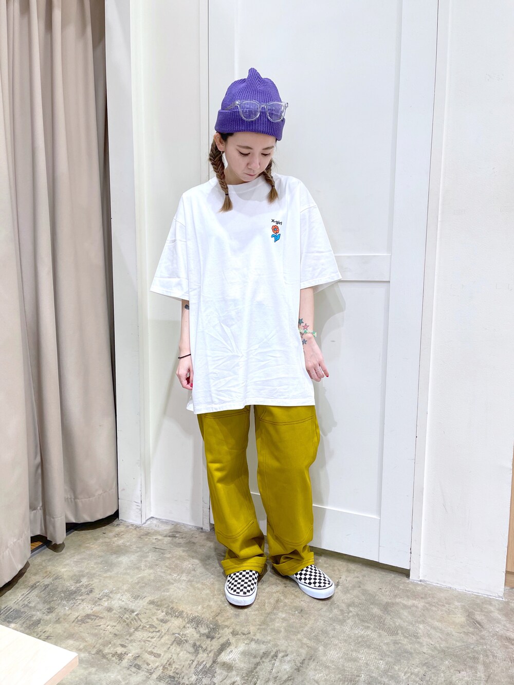 ブラック系のシャツ/ブラウス、ホワイト系のTシャツ/カットソー、ブラウン系のその他パンツを着用したレディースの夏コーディネートの2枚目の写真