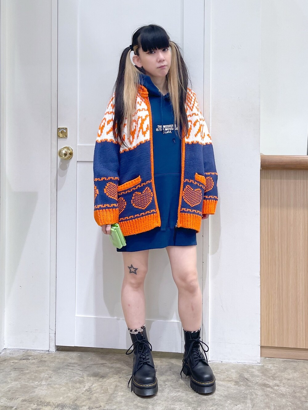 その他のカーディガン/ボレロ、ブルー系のパーカー、グリーン系の財布を着用したレディースの秋コーディネートの2枚目の写真