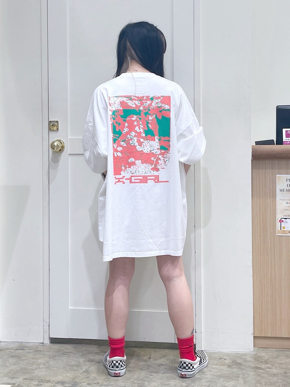 ホワイト系のワンピース、ブラック系のショルダーバッグ、グリーン系のキーケース/キーアクセサリーを着用したレディースの夏コーディネートの2枚目の写真