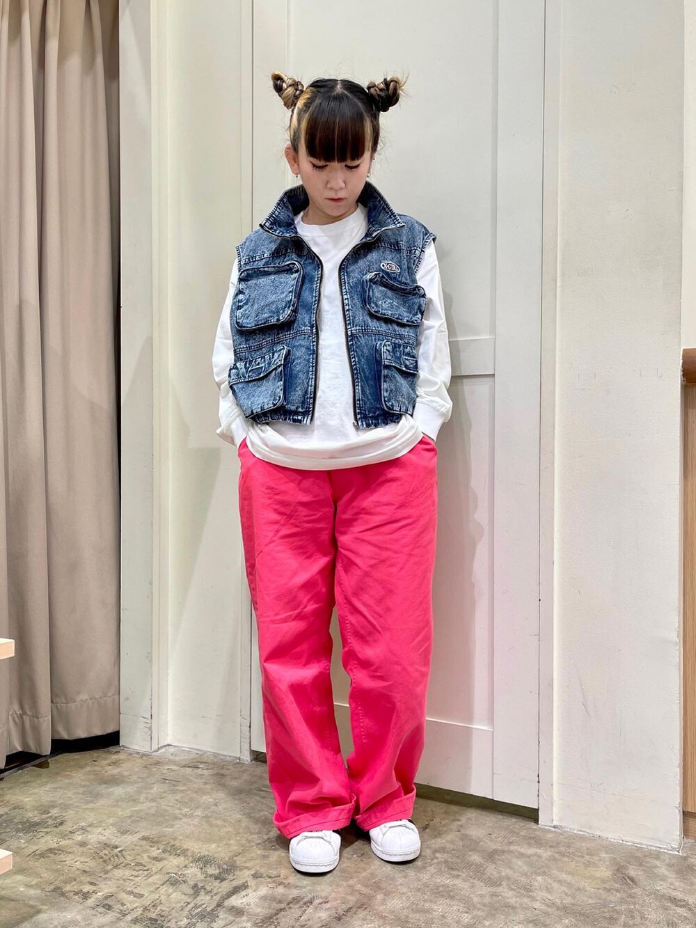 ブルー系のベスト、ホワイト系のTシャツ/カットソー、ピンク系のその他パンツを着用したレディースの春コーディネートの2枚目の写真