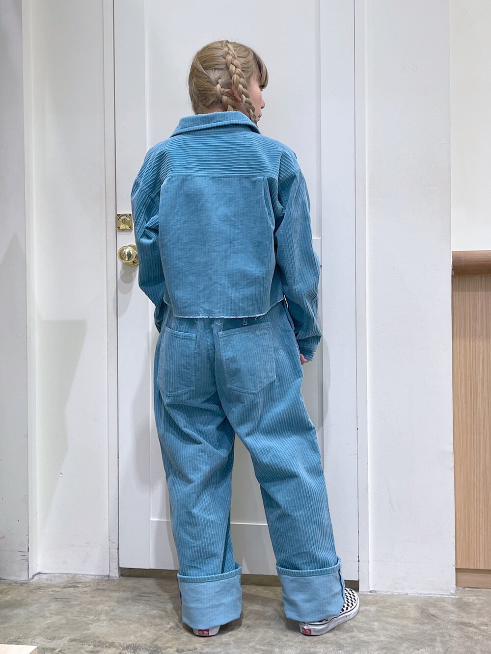 ブルー系のブルゾン、ホワイト系のTシャツ/カットソー、ブルー系のサロペット/オーバーオールを着用したレディースの冬コーディネートの3枚目の写真