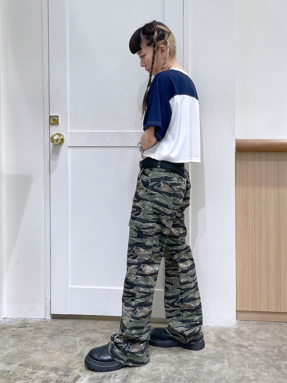 ブルー系のTシャツ/カットソー、その他のその他パンツ、ブラック系のベルトを着用したレディースの夏コーディネートの2枚目の写真