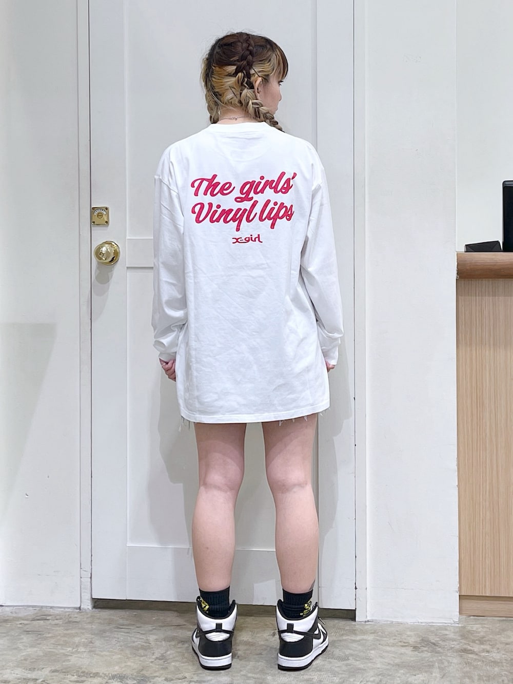 ブラック系のジャージ、ホワイト系のTシャツ/カットソー、ブルー系のデニムスカートを着用したレディースの夏コーディネートの5枚目の写真