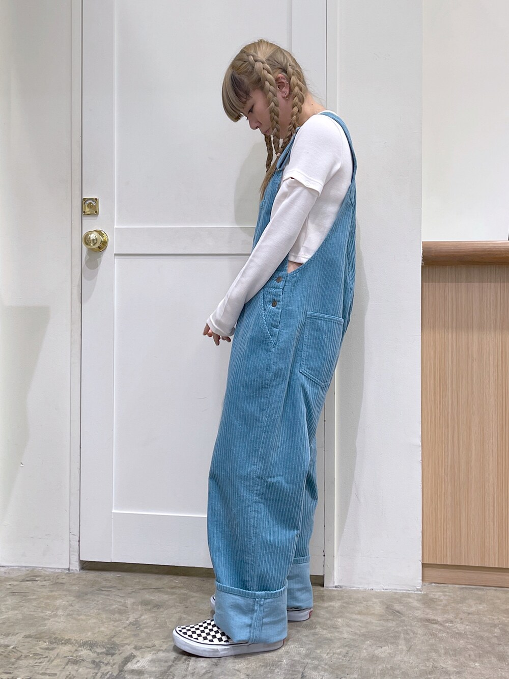 ブルー系のブルゾン、ホワイト系のTシャツ/カットソー、ブルー系のサロペット/オーバーオールを着用したレディースの冬コーディネートの5枚目の写真