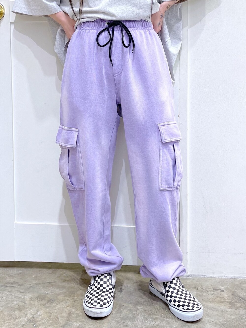 グレー系のワンピース、パープル系のスウェットパンツ、オレンジ系のニットキャップ/ビーニーを着用したレディースの春コーディネートの5枚目の写真