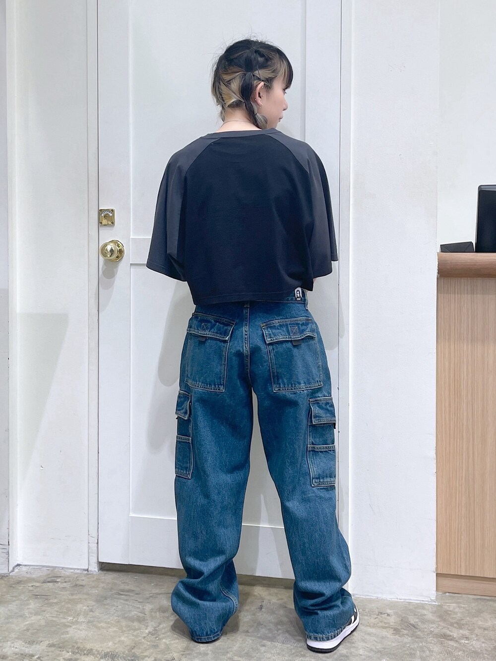 ブラック系のTシャツ/カットソー、ブルー系のカーゴパンツ、グリーン系のタンクトップを着用したレディースの夏コーディネートの4枚目の写真