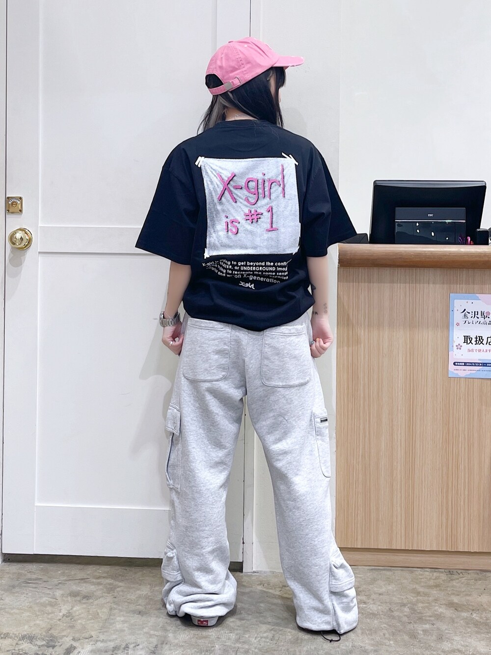 ブラック系のTシャツ/カットソー、グレー系のスウェットパンツ、ピンク系のキャップを着用したレディースの夏コーディネートの2枚目の写真