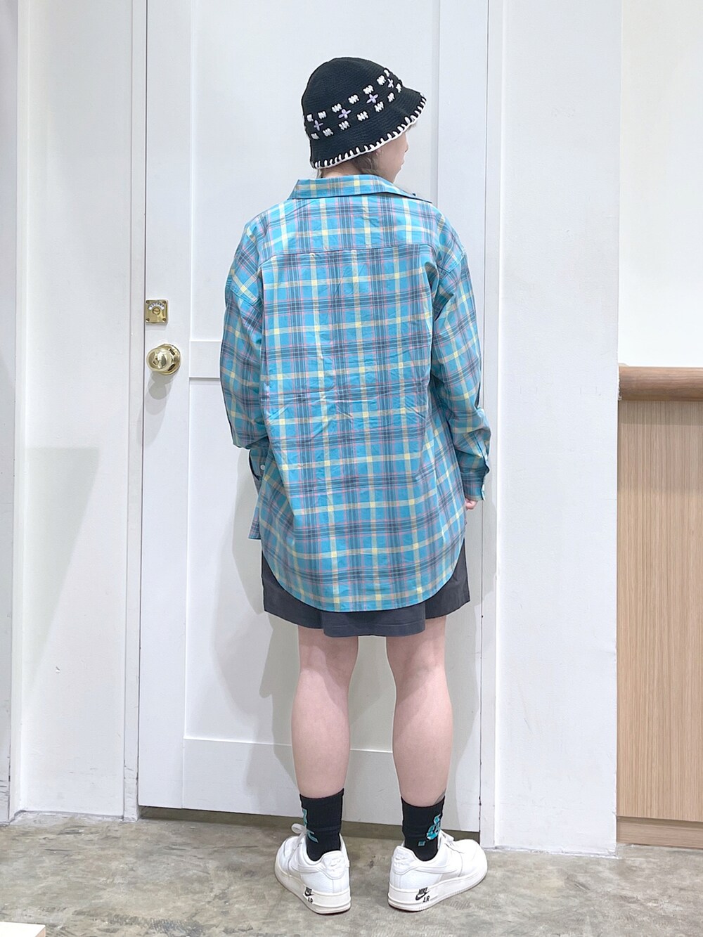 ブルー系のシャツ/ブラウス、グレー系のワンピース、ブラック系のハットを着用したレディースの秋コーディネートの4枚目の写真