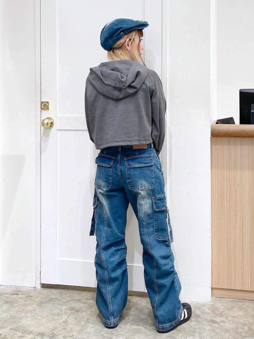 グリーン系のパーカー、ホワイト系のTシャツ/カットソー、ブルー系のデニムパンツを着用したレディースの春コーディネートの4枚目の写真