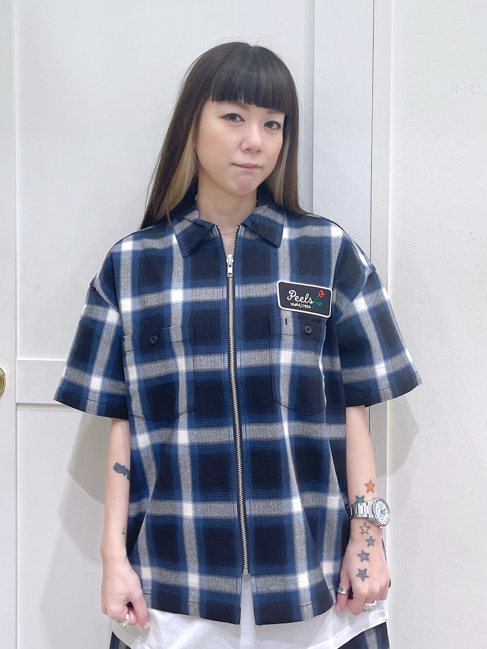 ブルー系のシャツ/ブラウス、ブルー系のその他パンツ、ホワイト系のTシャツ/カットソーを着用したレディースの夏コーディネートの4枚目の写真
