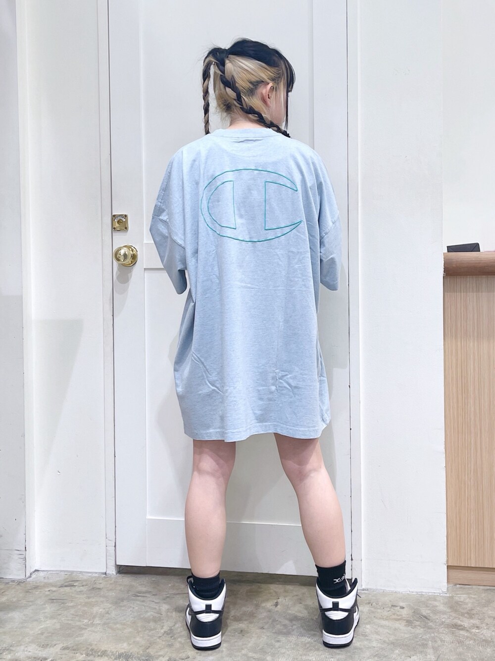 ブルー系のワンピース、ブラック系のショルダーバッグ、ホワイト系のソックス/靴下を着用したレディースの春コーディネートの2枚目の写真