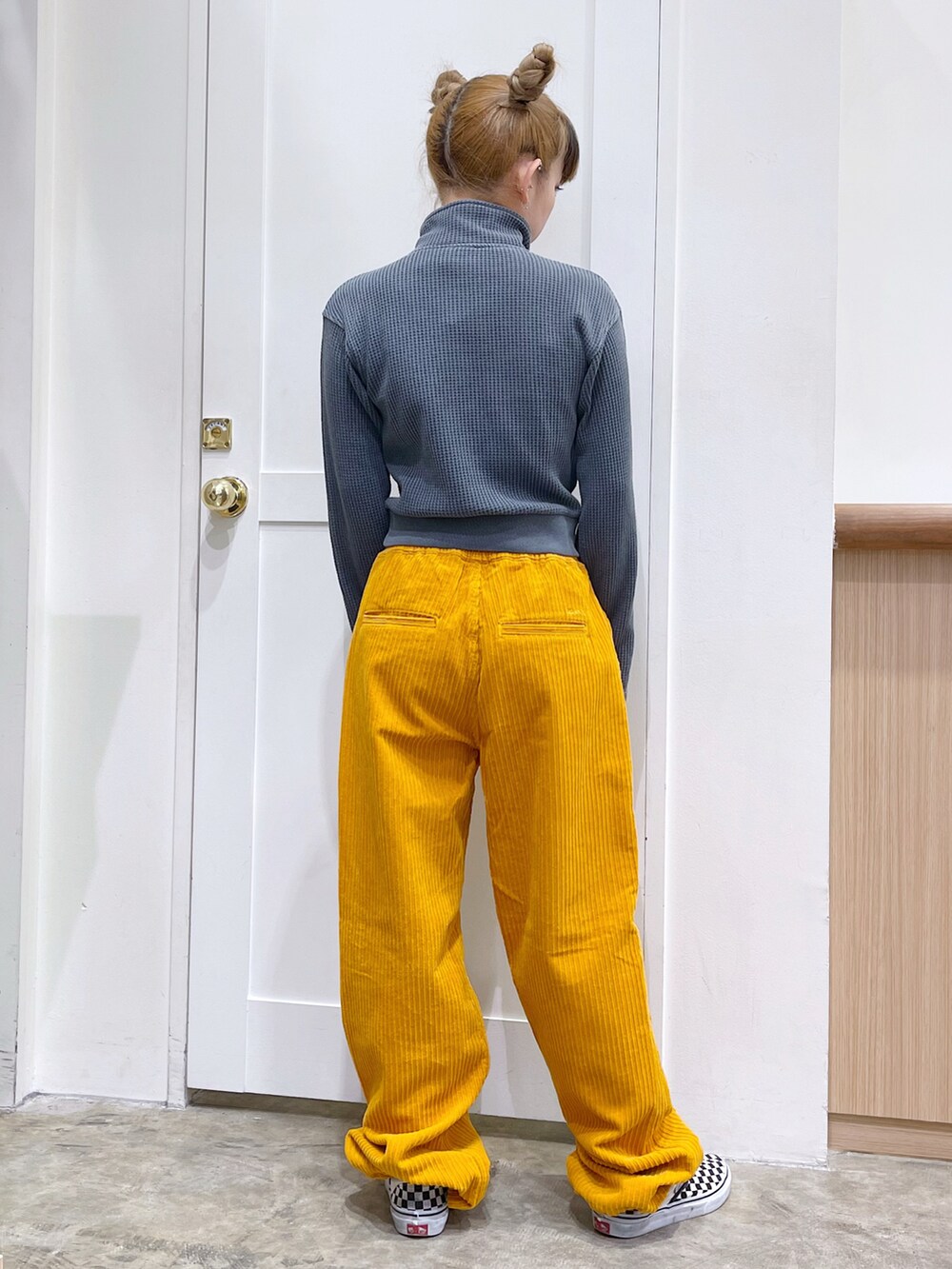 ブラック系のブルゾン、グレー系のTシャツ/カットソー、イエロー系のその他パンツを着用したレディースの冬コーディネートの5枚目の写真