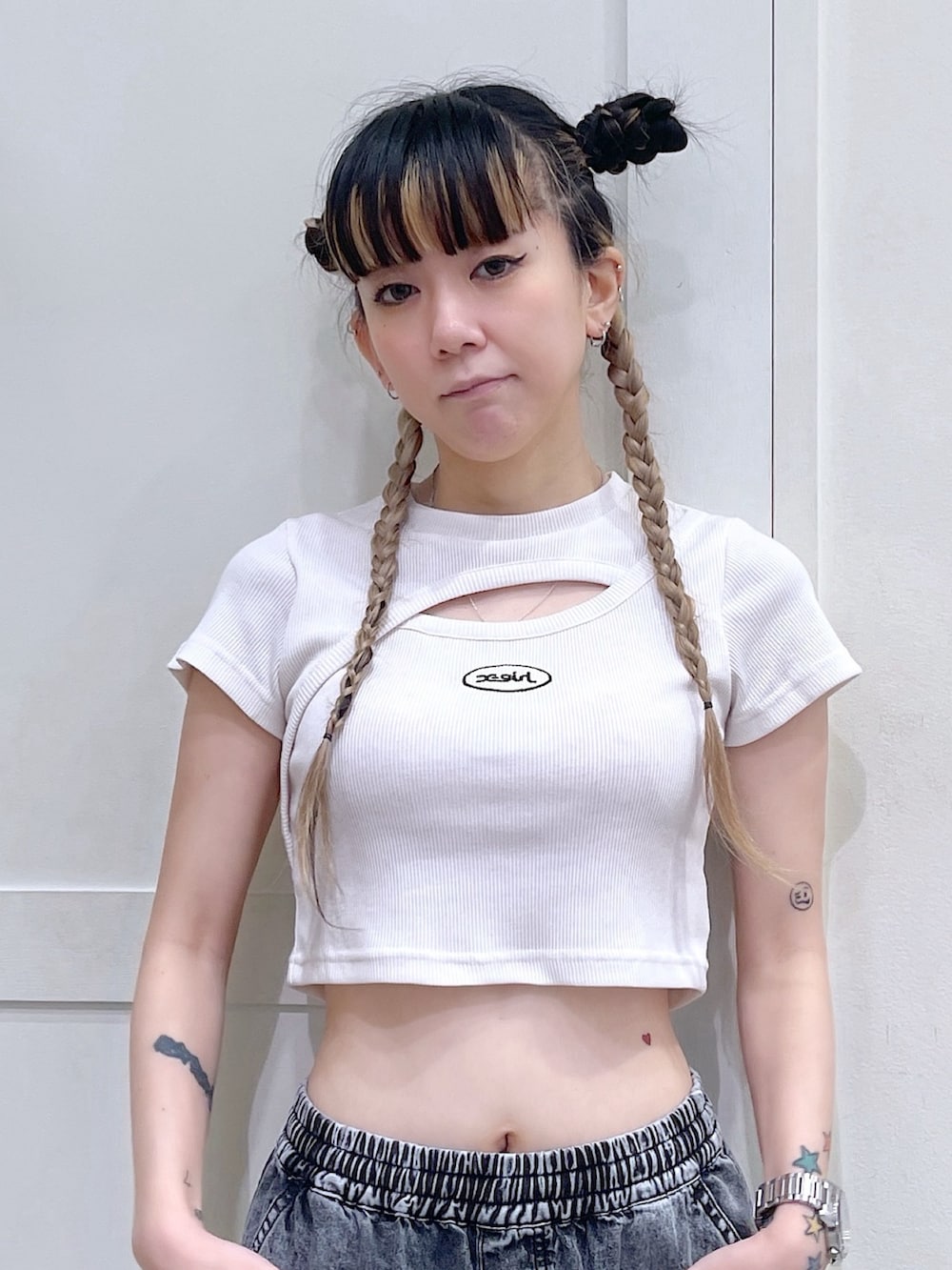 ホワイト系のTシャツ/カットソー、ブラック系のショルダーバッグ、ブラック系のデニムパンツを着用したレディースの夏コーディネートの4枚目の写真