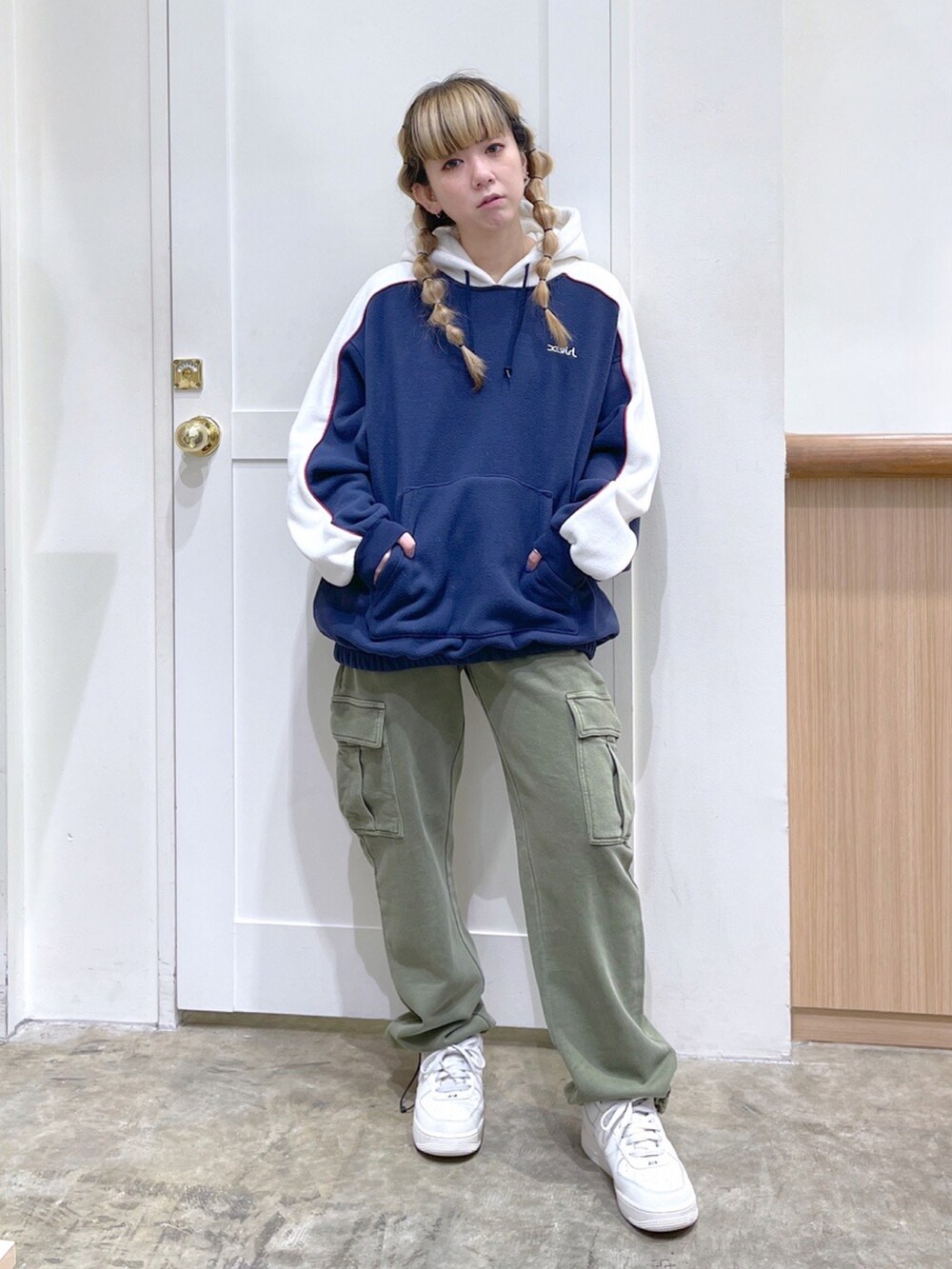 ブルー系のパーカー、レッド系のバックパック/リュック、グリーン系のスウェットパンツを着用したレディースの冬コーディネートの2枚目の写真