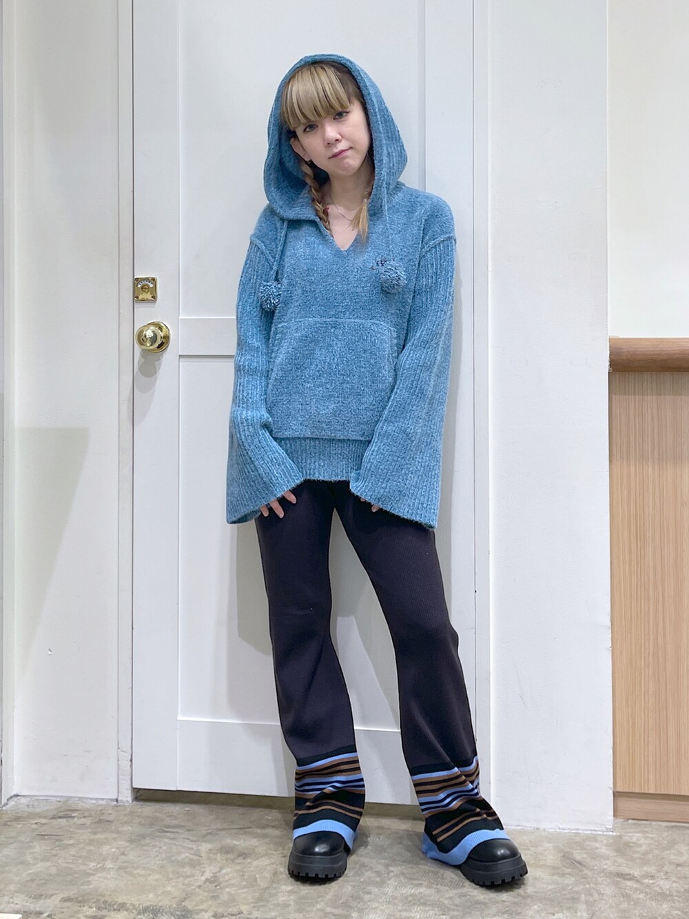 ブルー系のニット/セーター、ブラック系のショルダーバッグ、ブラック系のその他パンツを着用したレディースの秋コーディネートの2枚目の写真