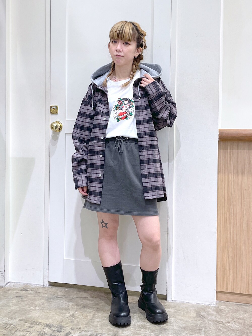 ブラック系のシャツ/ブラウス、ブラック系のスカート、ホワイト系のTシャツ/カットソーを着用したレディースの秋コーディネートの2枚目の写真