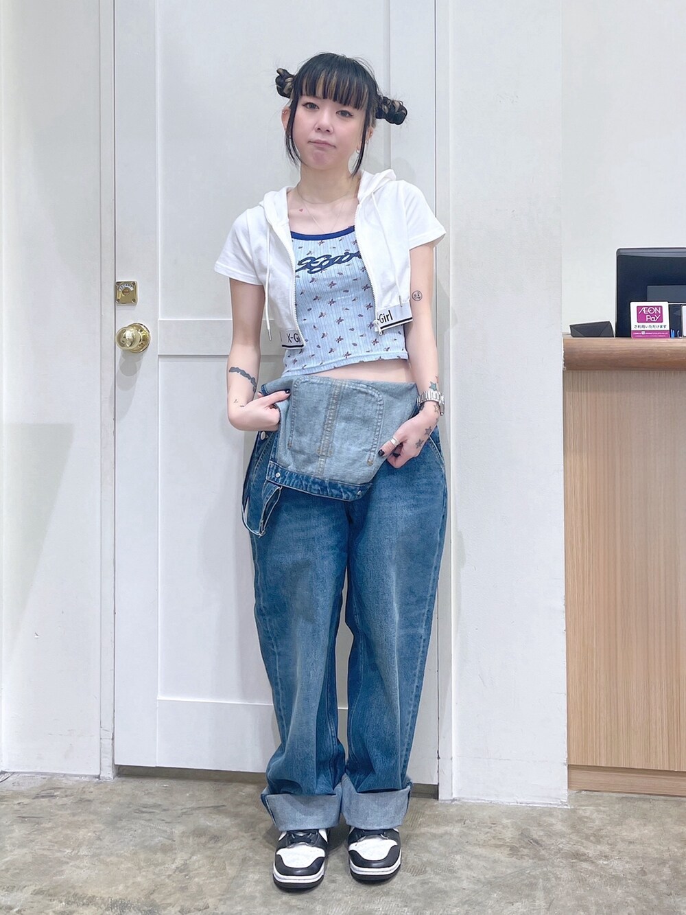 ホワイト系のパーカー、ブルー系のキャミソール、ブルー系のサロペット/オーバーオールを着用したレディースの夏コーディネートの4枚目の写真