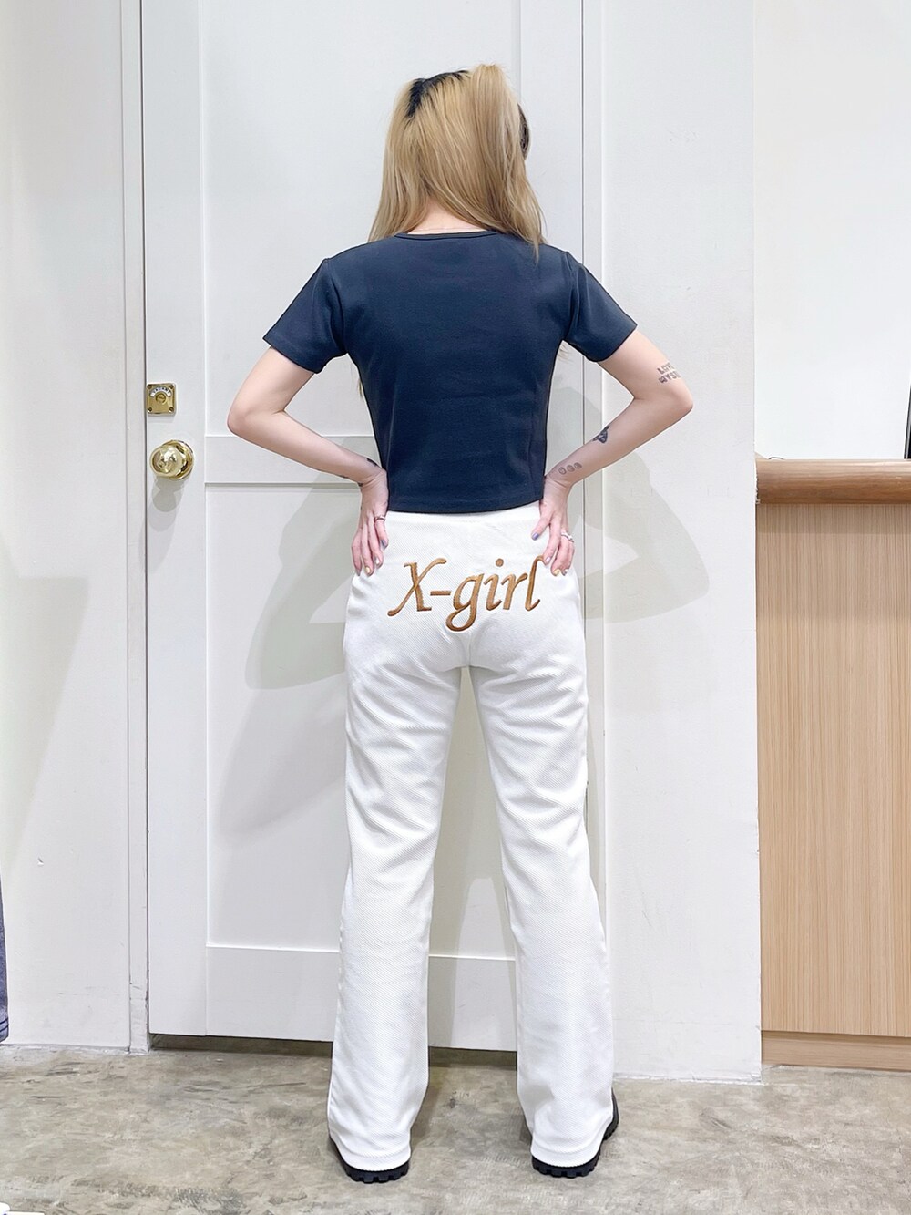 ホワイト系のシャツ/ブラウス、ホワイト系のスウェットパンツ、グレー系のTシャツ/カットソーを着用したレディースの春コーディネートの5枚目の写真
