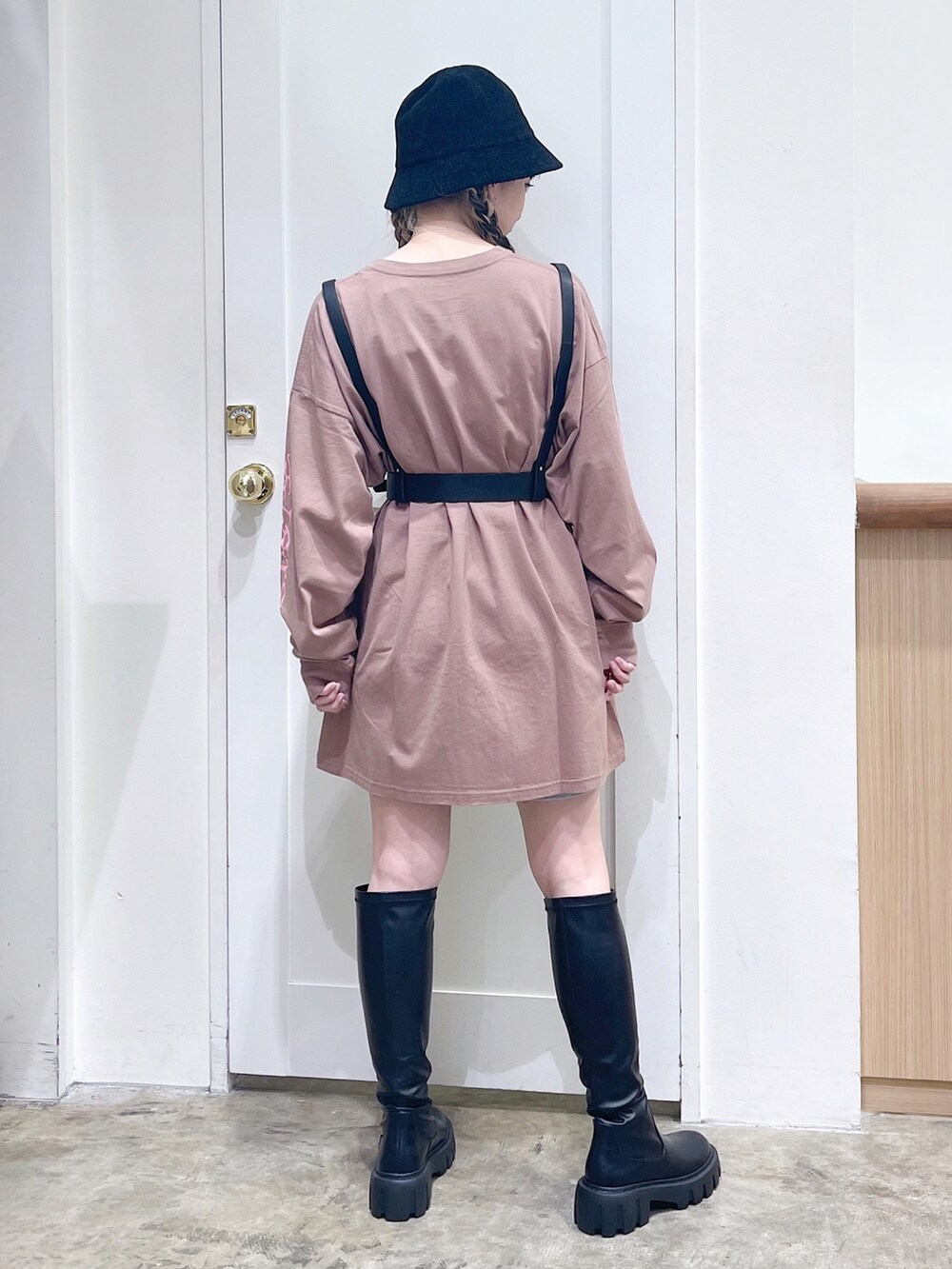 ブラウン系のワンピース、グレー系のスウェットパンツ、ブラック系のブーツを着用したレディースの秋コーディネートの4枚目の写真