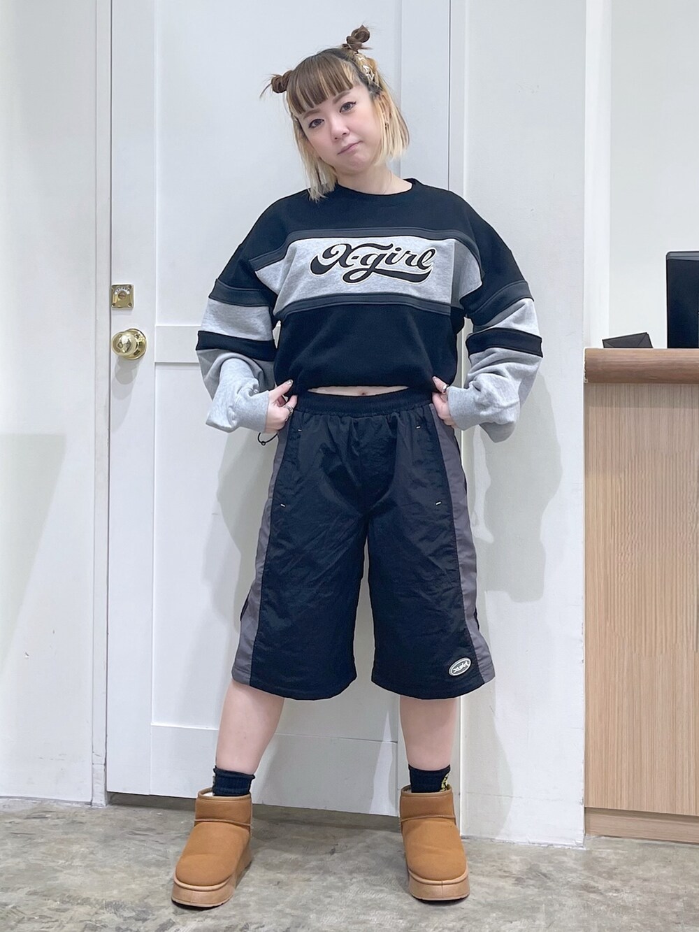 ブラック系のスウェット、ブラック系のその他パンツ、グレー系のバックパック/リュックを着用したレディースの冬コーディネートの3枚目の写真