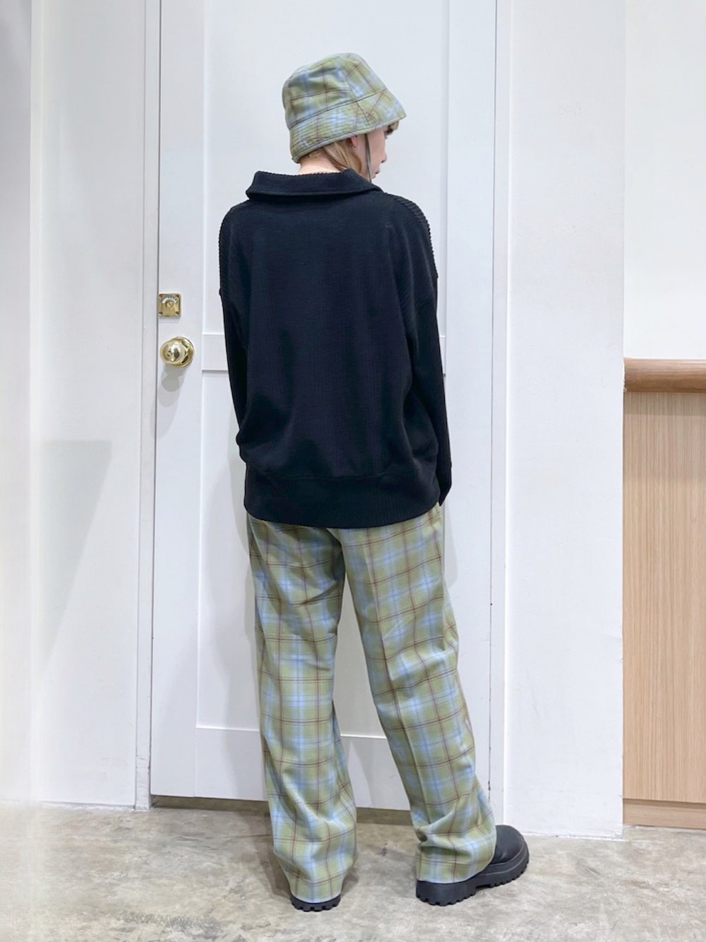 ブラック系のスウェット、グリーン系のその他パンツ、グリーン系のハットを着用したレディースの冬コーディネートの5枚目の写真