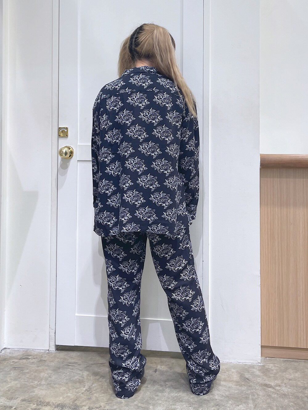 ブラック系のシャツ/ブラウス、ホワイト系のTシャツ/カットソー、ブラック系のその他パンツを着用したレディースの春コーディネートの4枚目の写真