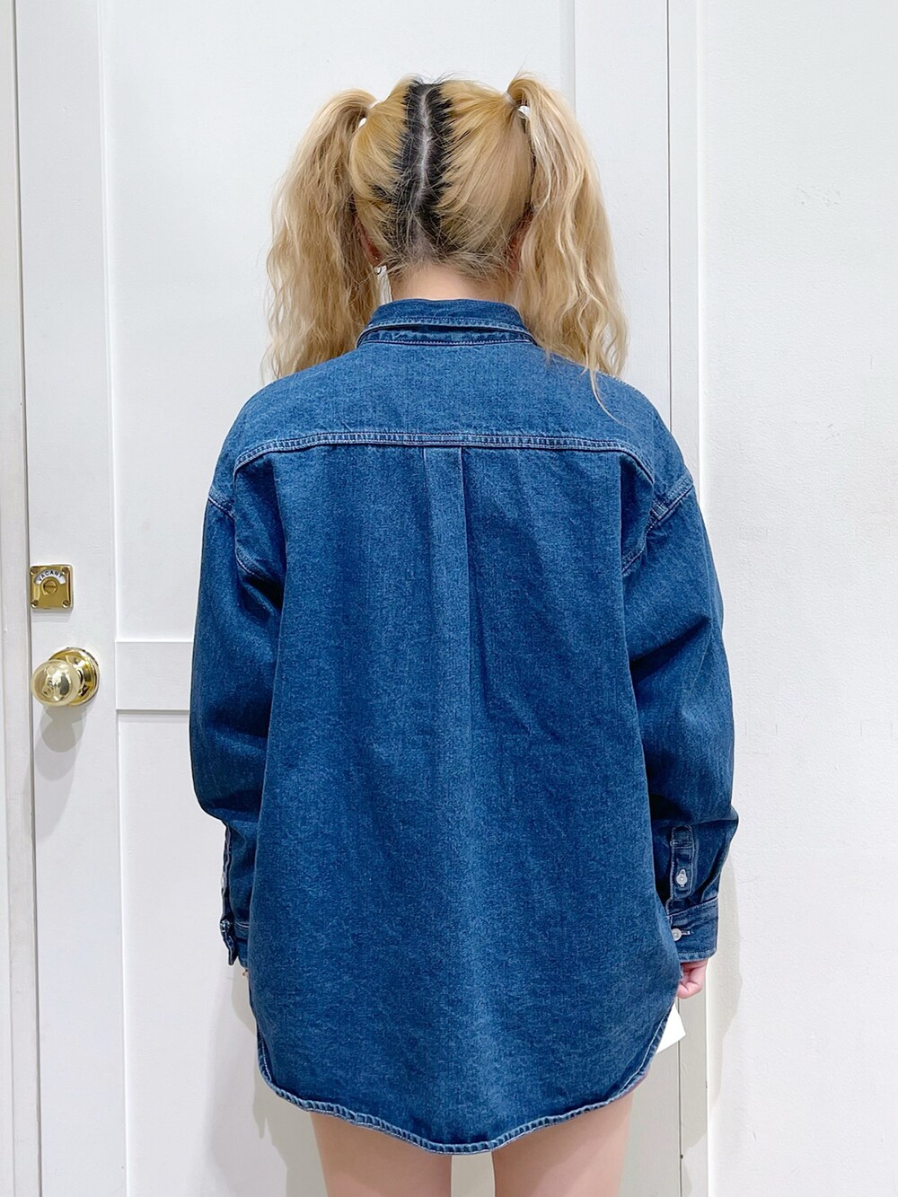 ブルー系のシャツ/ブラウス、ホワイト系のTシャツ/カットソー、ピンク系のスウェットパンツを着用したレディースの春コーディネートの3枚目の写真