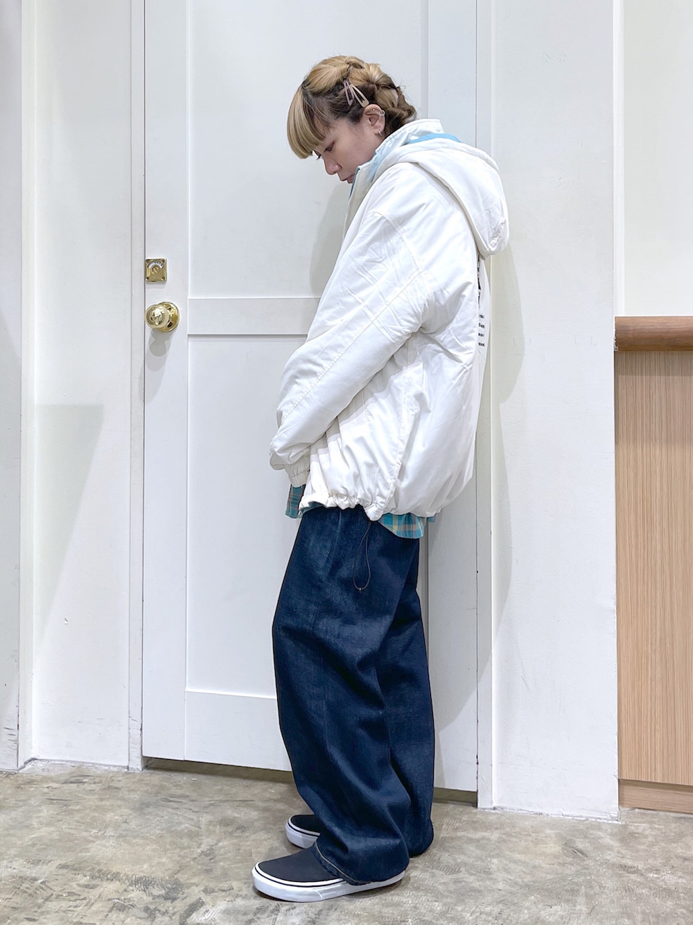 ホワイト系のナイロンジャケット、ブルー系のシャツ/ブラウス、ブルー系のデニムパンツを着用したレディースの秋コーディネートの3枚目の写真