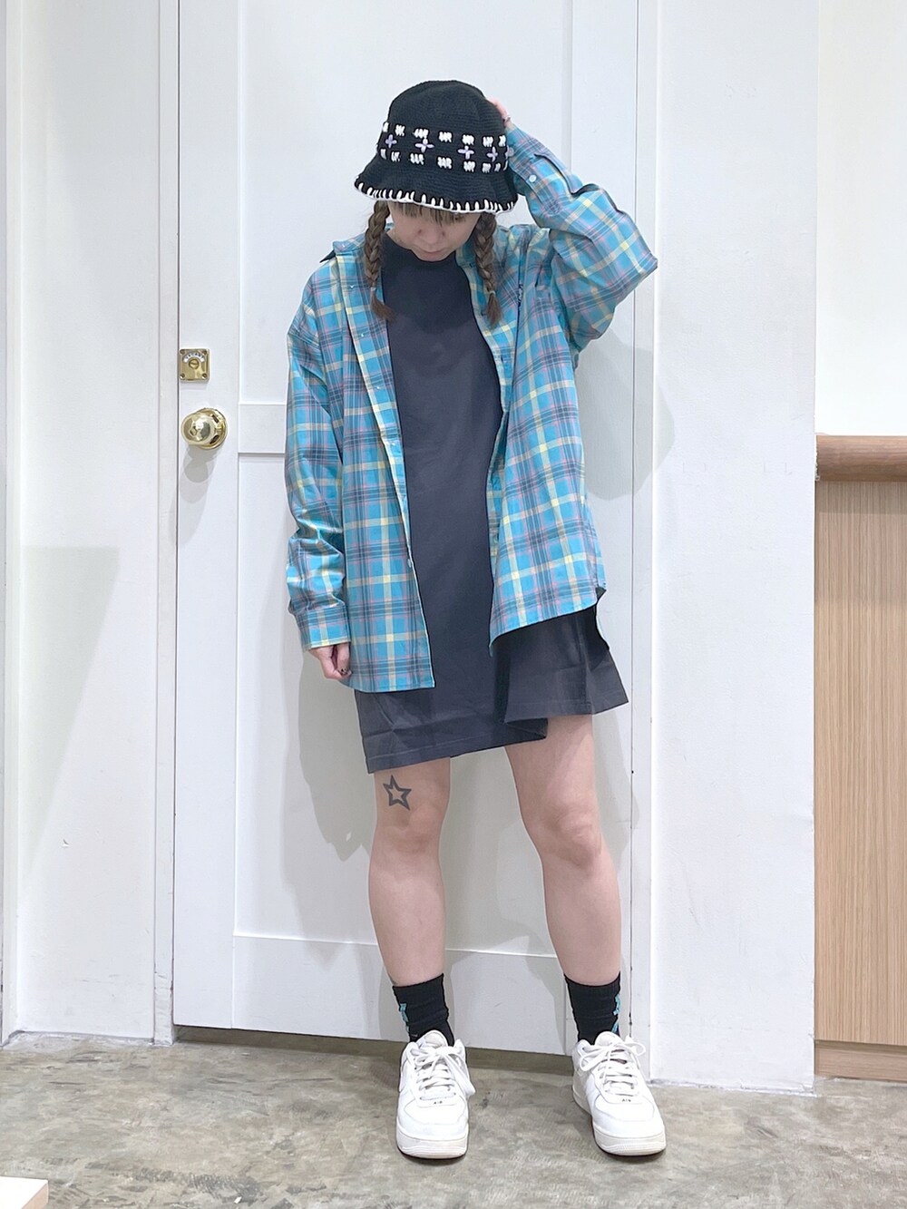 ブルー系のシャツ/ブラウス、グレー系のワンピース、ブラック系のハットを着用したレディースの秋コーディネートの2枚目の写真