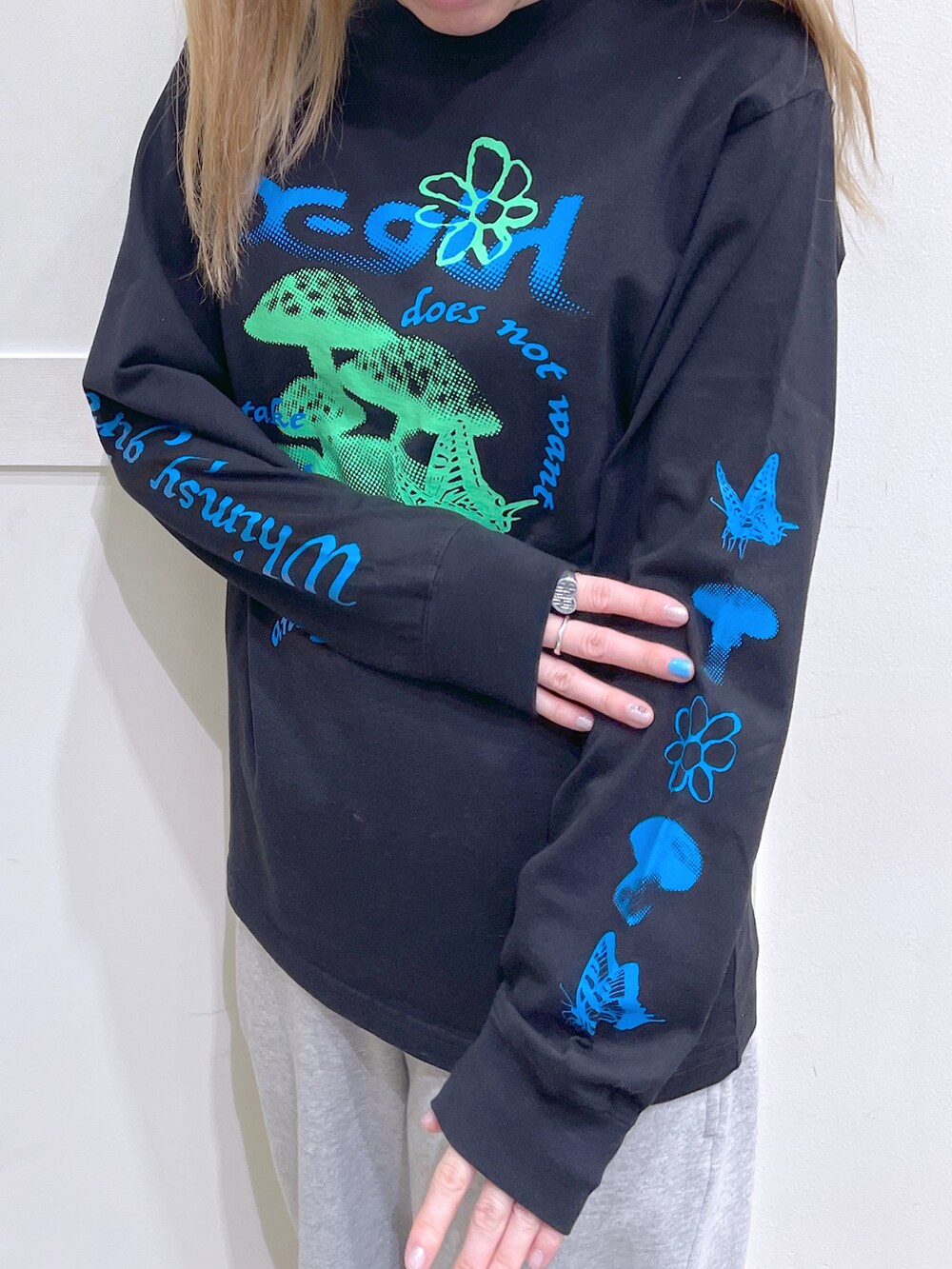 ホワイト系のベスト、ブラック系のTシャツ/カットソー、グレー系のスウェットパンツを着用したレディースの冬コーディネートの4枚目の写真