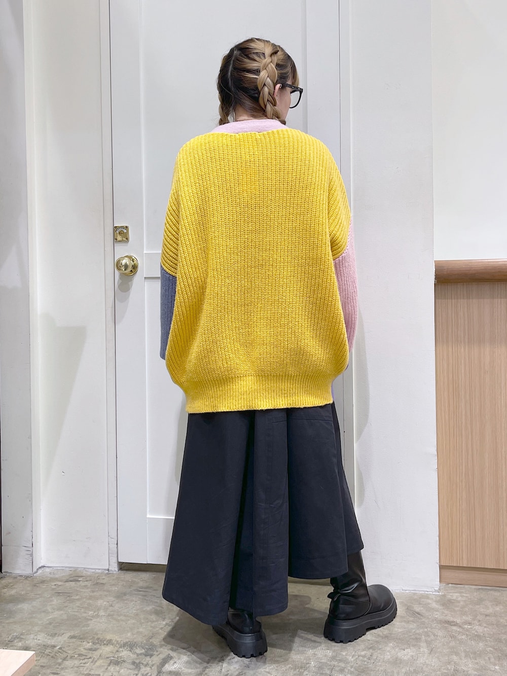 その他のニット/セーター、パープル系のスウェット、ブラック系のスカートを着用したレディースの冬コーディネートの3枚目の写真