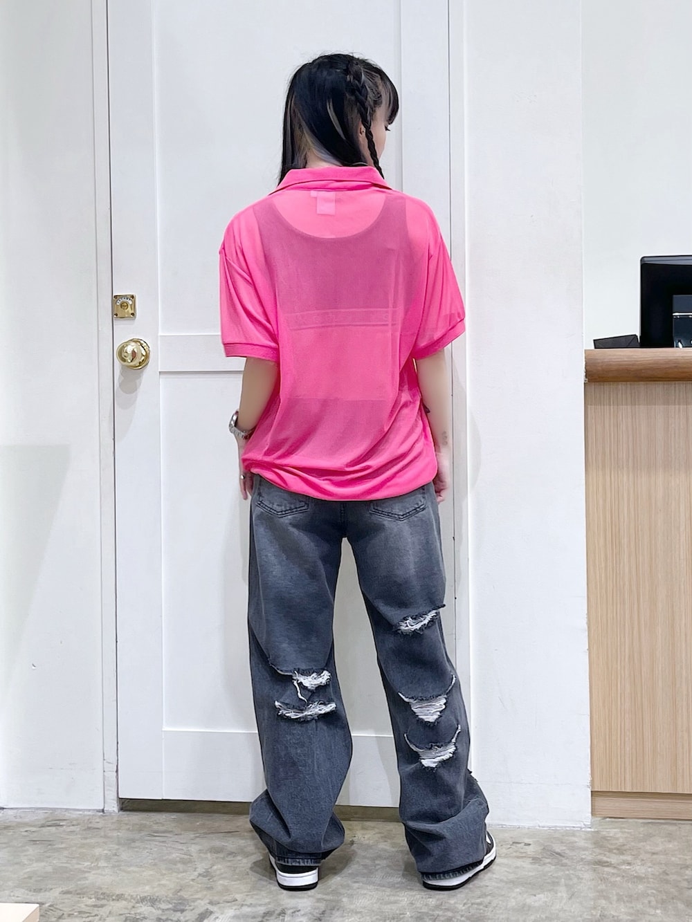 ピンク系のポロシャツ、ブラック系のデニムパンツ、ブラック系のブラ&ショーツを着用したレディースの夏コーディネートの4枚目の写真