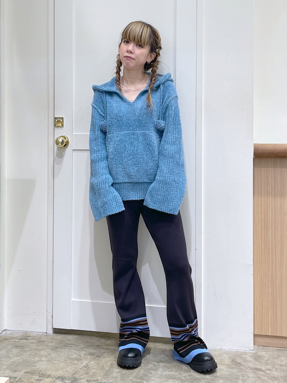 ブルー系のニット/セーター、ブラック系のショルダーバッグ、ブラック系のその他パンツを着用したレディースの秋コーディネートの3枚目の写真