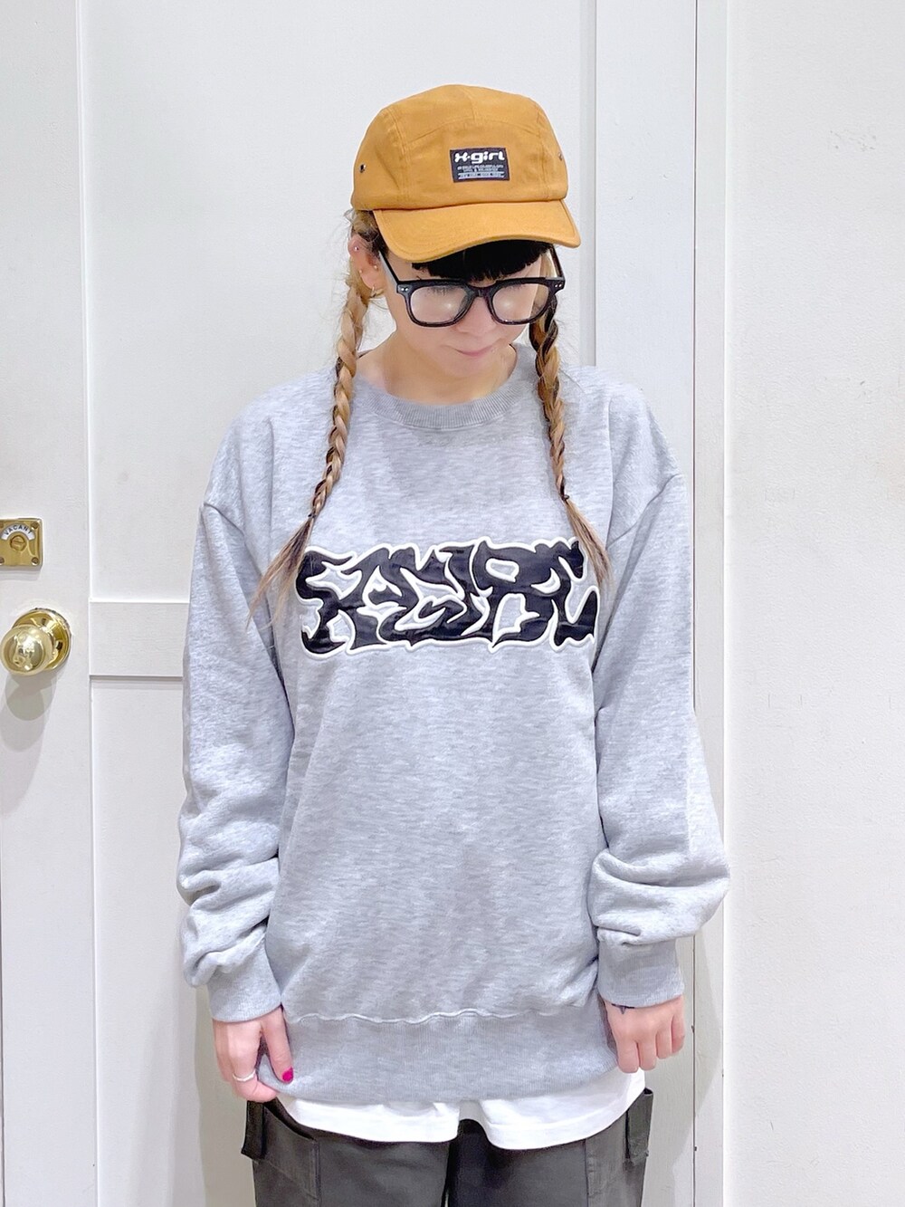 グレー系のスウェット、グリーン系のその他パンツ、ホワイト系のTシャツ/カットソーを着用したレディースの秋コーディネートの4枚目の写真