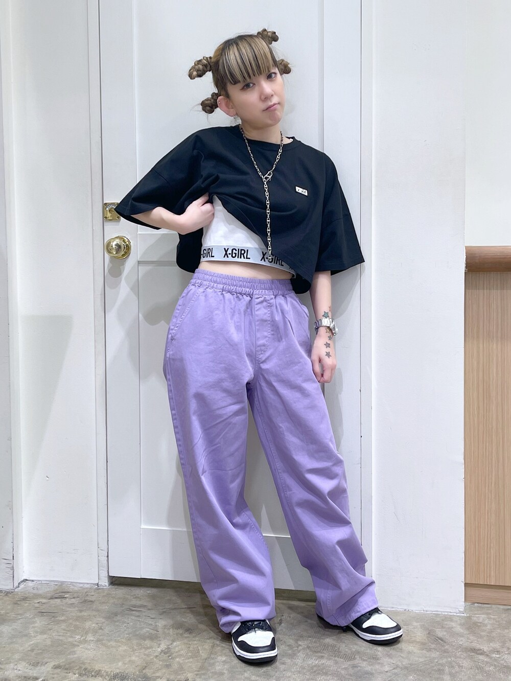 ブラック系のTシャツ/カットソー、ホワイト系のタンクトップ、パープル系のその他パンツを着用したレディースの春コーディネートの4枚目の写真